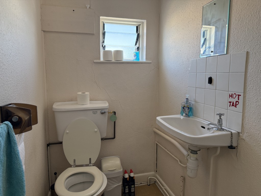 Lot: 56 - SUBSTANTIAL FREEHOLD COMMERCIAL PREMISES FOR OCCUPATION OR REDEVELOPMENT - Staff WC on second floor